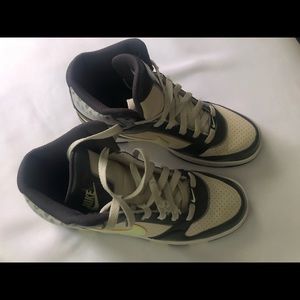 Pre-Owned Nike Sneakers in great condition.